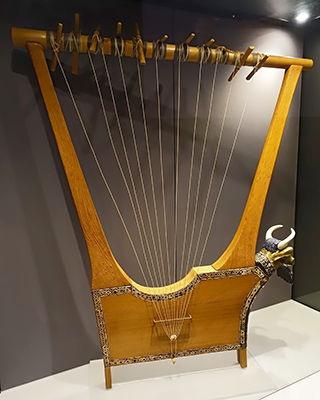 Queen's Lyre