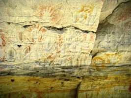Carnarvon Gorge artwork wall of one thousand vulvas emu tracks human hands ochre