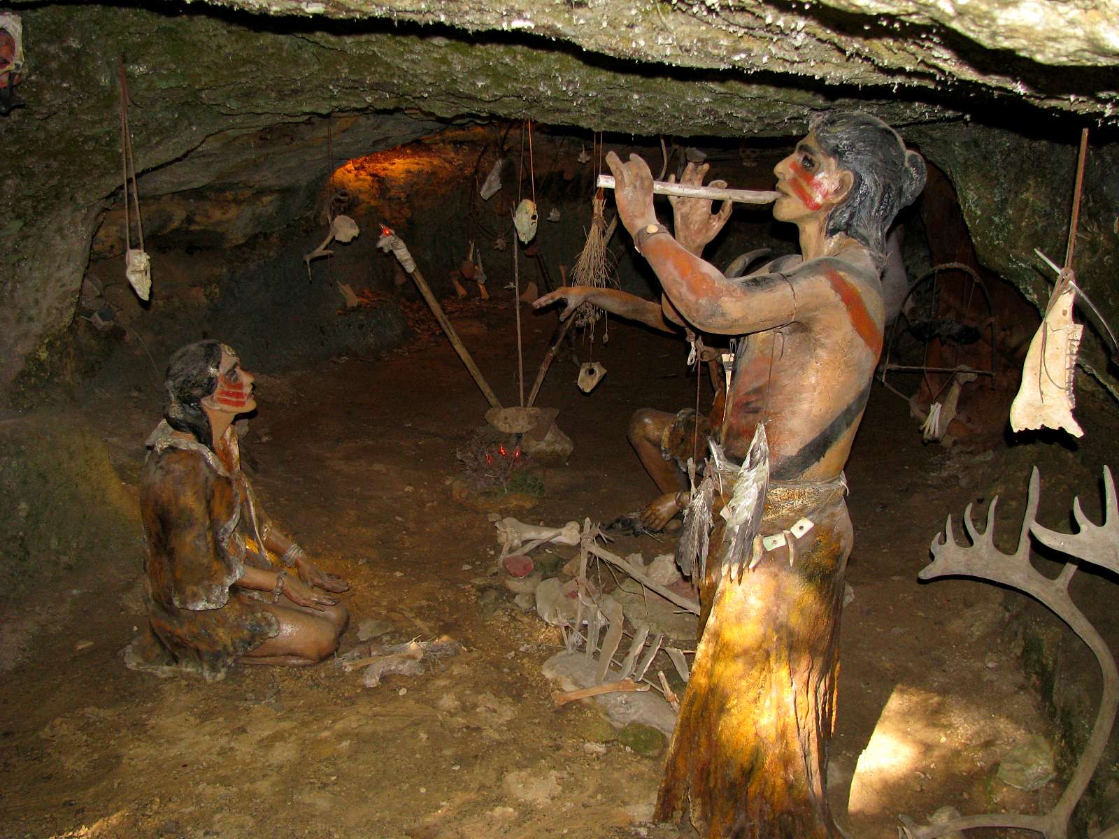 Первобытный обряд. Пещеры Блуфиш. Пещера первобытного человека. Люди жили в пещерах. Древние люди в пещере.