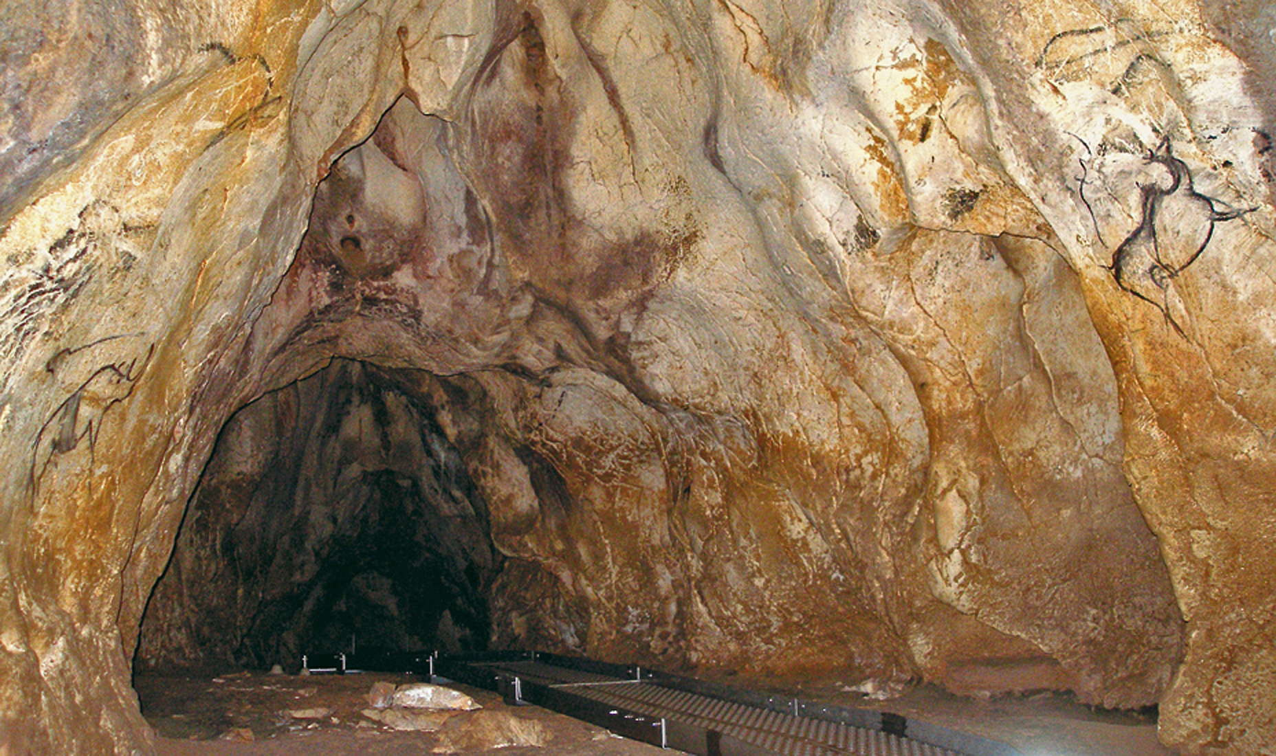 Пещера нати. Пещера Кроманьон во Франции. Грот Кроманьон Франция. Грот кро Маньон во Франции. Хойт Цэнкер Агуй пещера.