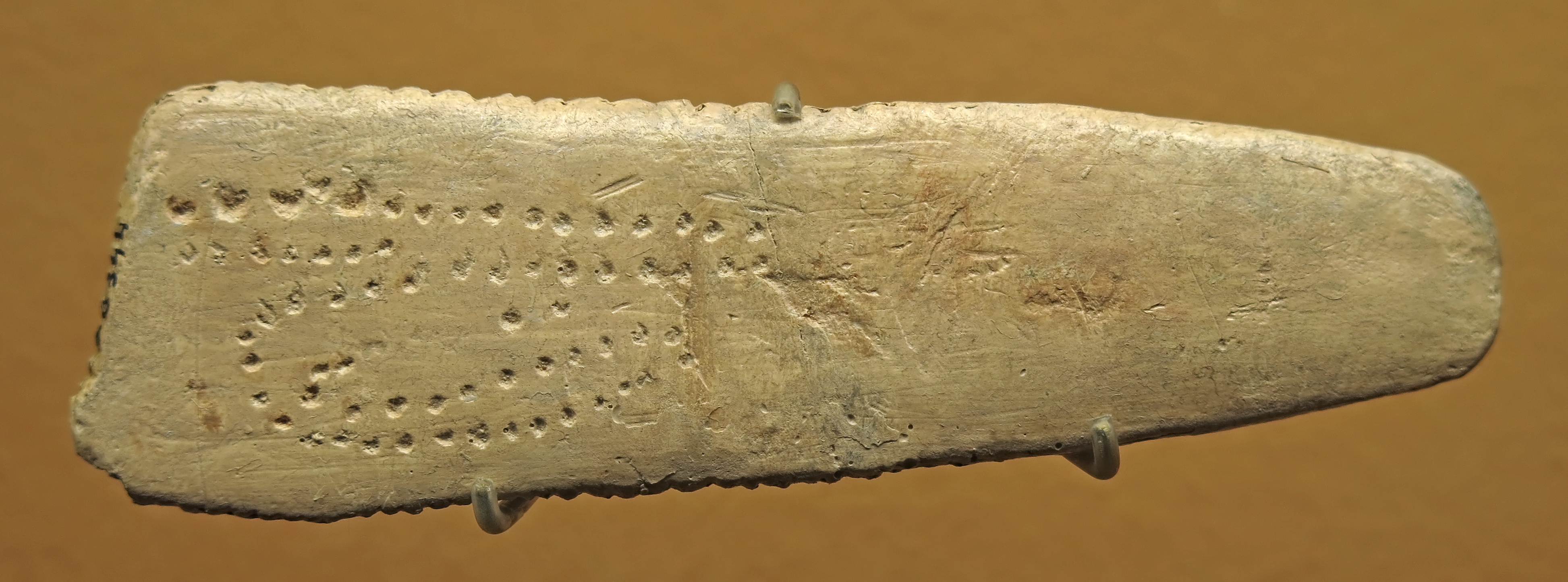 Появление 7 букв. Костяная пластина из Абри Бланшар. Костяная пластина из Абри-Бланшар, 30 000 год до н.э.. Костяные древние пластины. Зарубки на камнях.